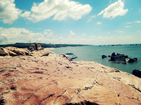 Mũi Kê Gà hầu như không nằm trong các tour du lịch, nơi đây chủ yếu nằm trong “tầm ngắm” của dân mê du lịch bụi. Không ồn ào, náo nhiệt, nhưng chính vẻ đẹp bình dị, hoang sơ là điểm thu hút của biển trời nơi đây. Mũi Kê Gà hầu như không nằm trong các tour du lịch, nơi đây chủ yếu nằm trong “tầm ngắm” của dân mê du lịch bụi. Không ồn ào, náo nhiệt, nhưng chính vẻ đẹp bình dị, hoang sơ là điểm thu hút của biển trời nơi đây.